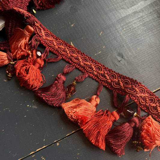 Sierband met kwastjes in bordeauxrood