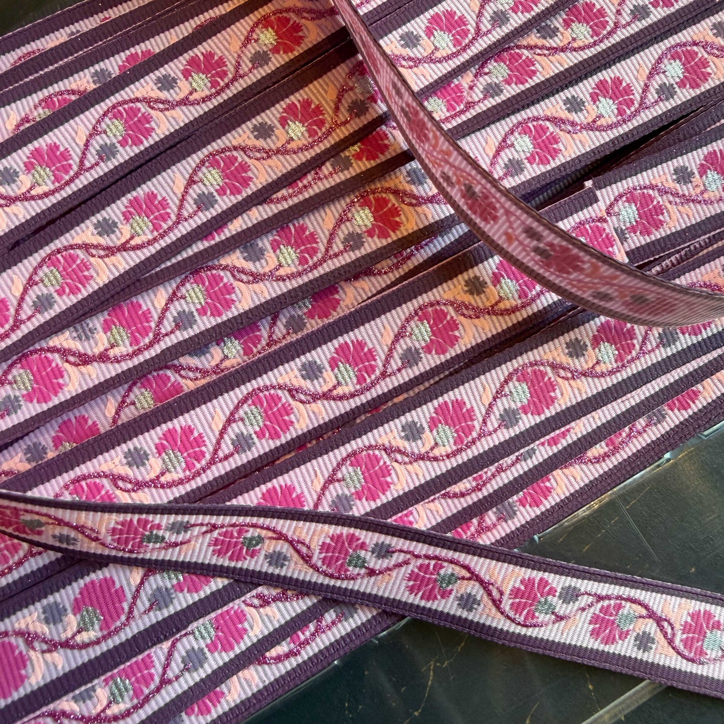 Sierband met bloemen in roze en paarse kleuren