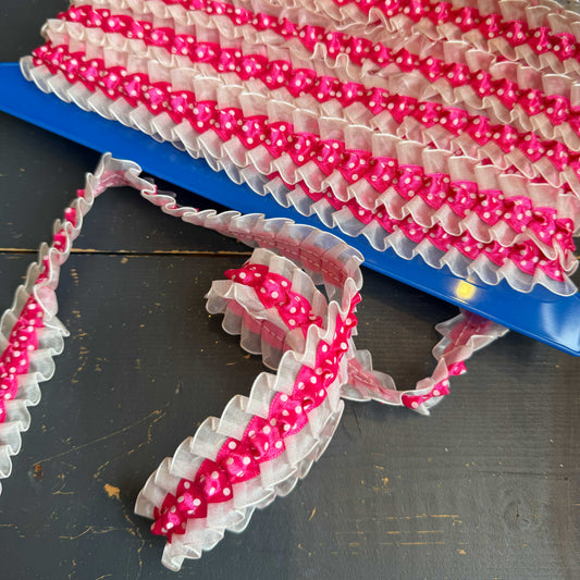 Sierband ruffle roze met witte stippen
