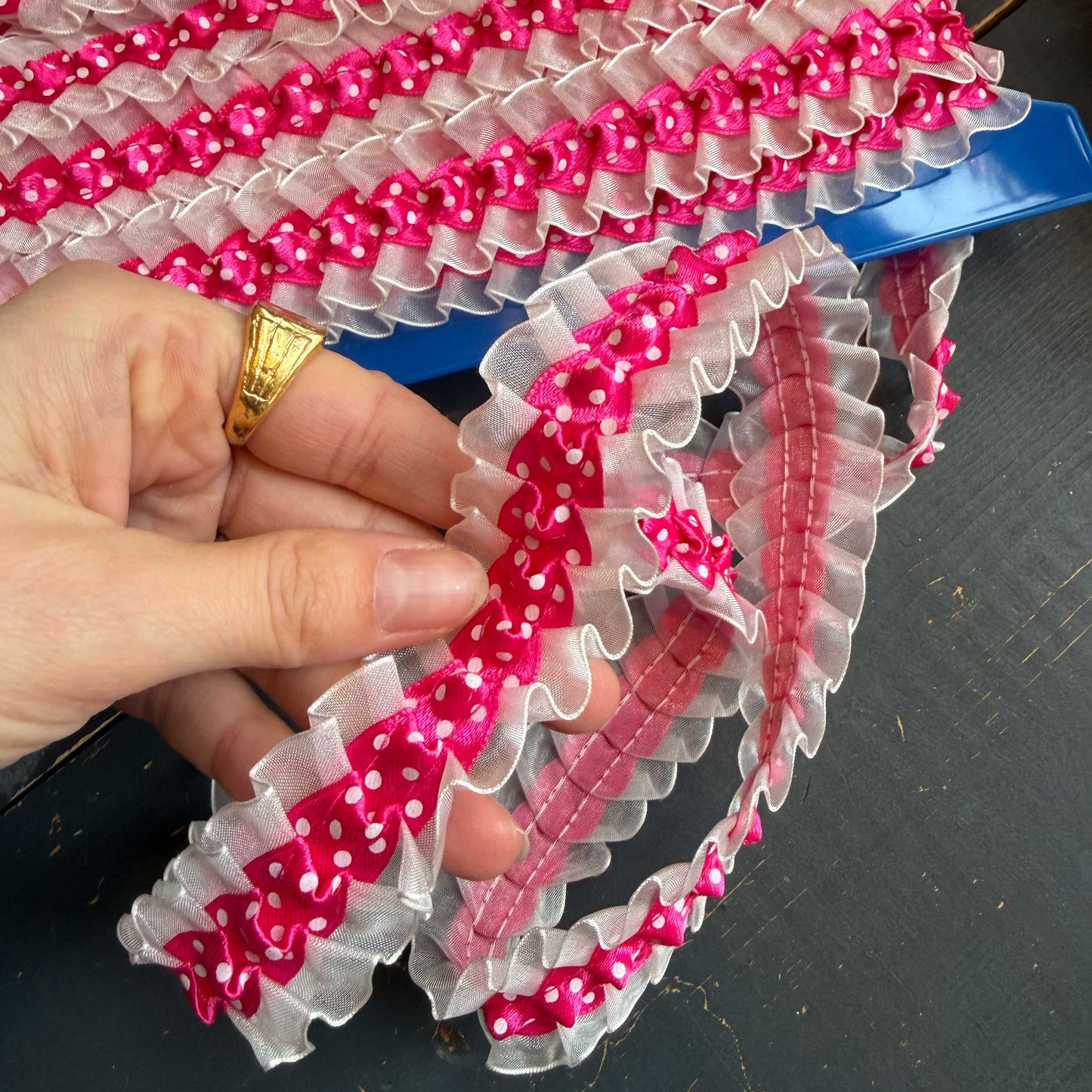 Sierband ruffle roze met witte stippen