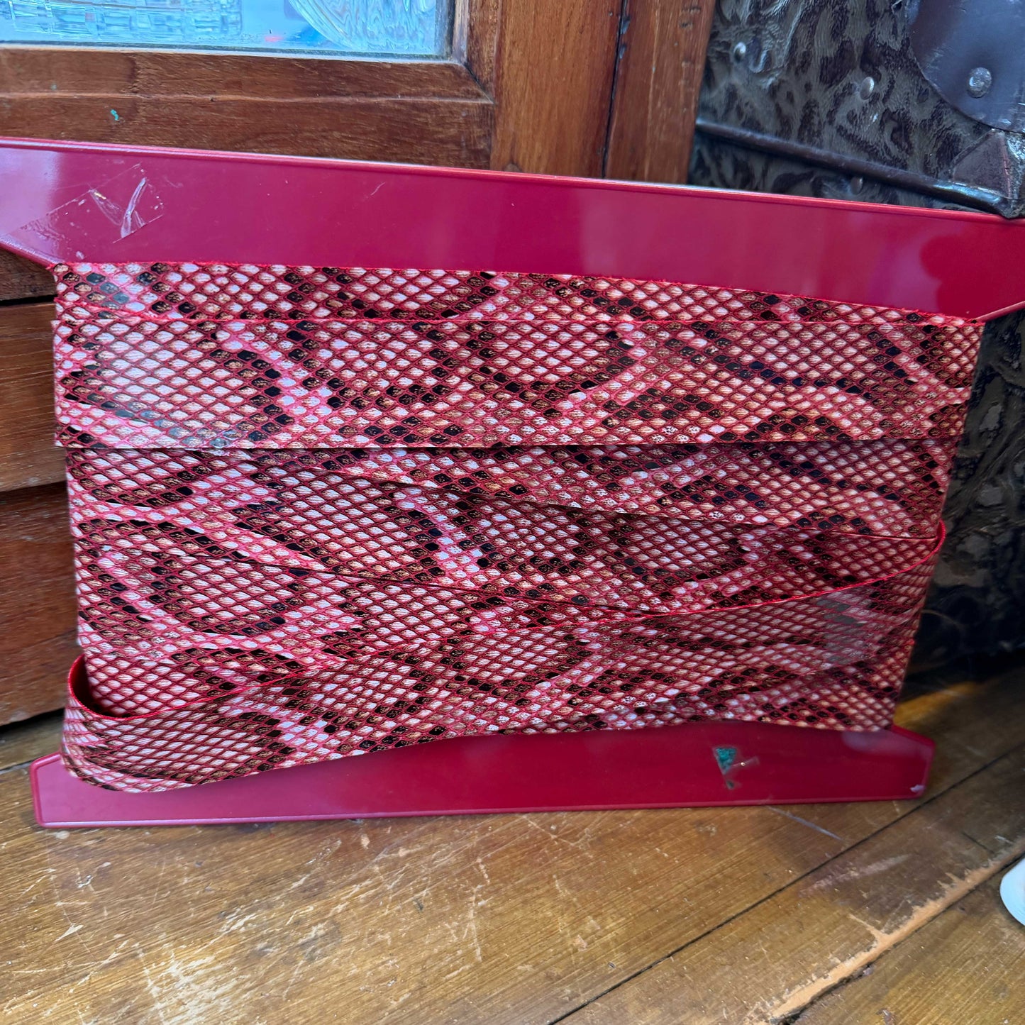 Sierband slangenprint rood