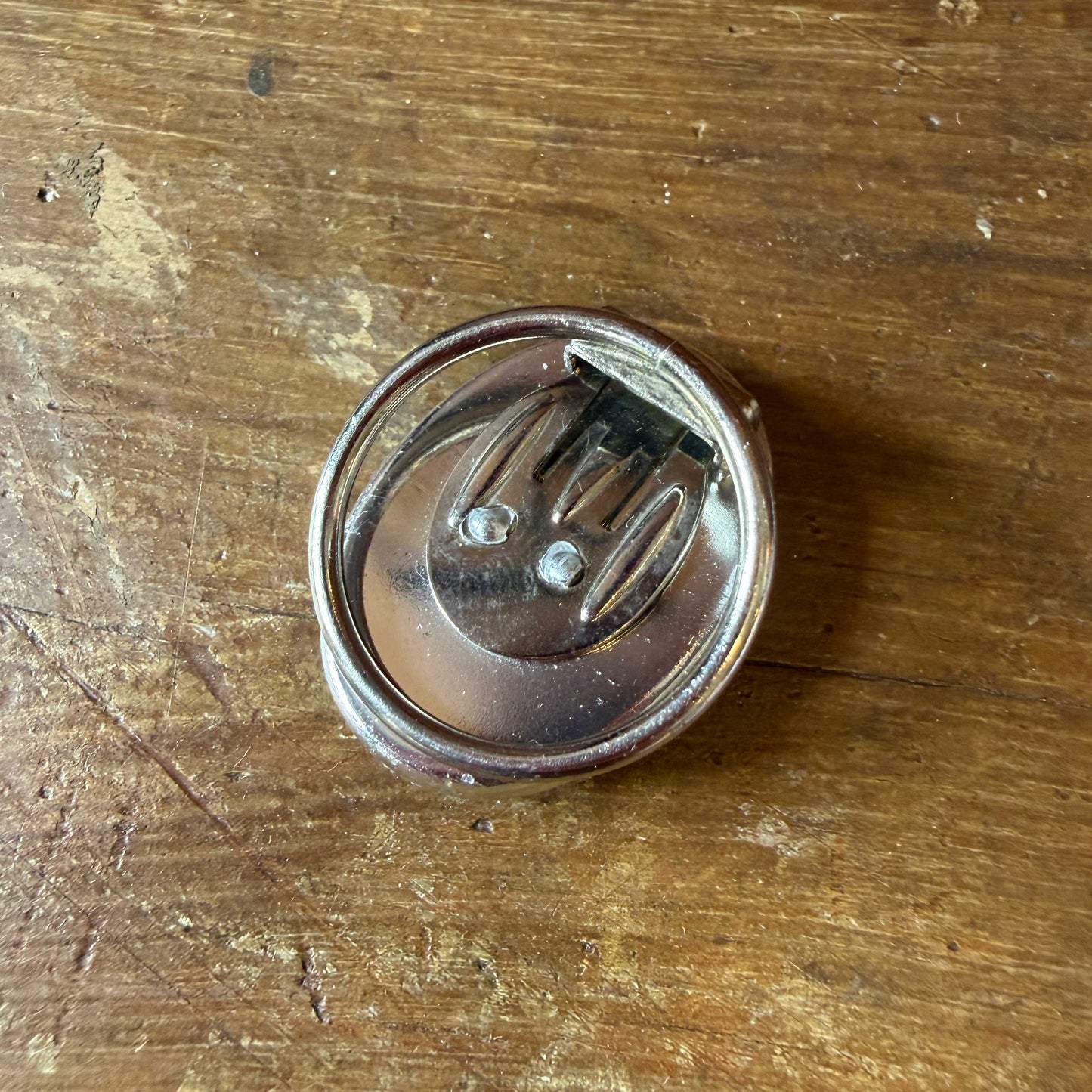 Vintage sjaalclip met blauwe edelsteensplit