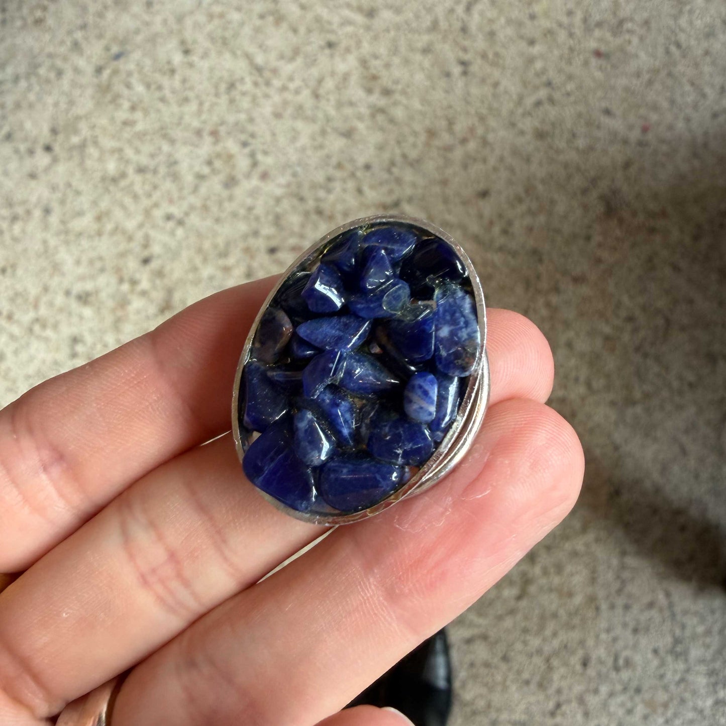 Vintage sjaalclip met blauwe edelsteensplit