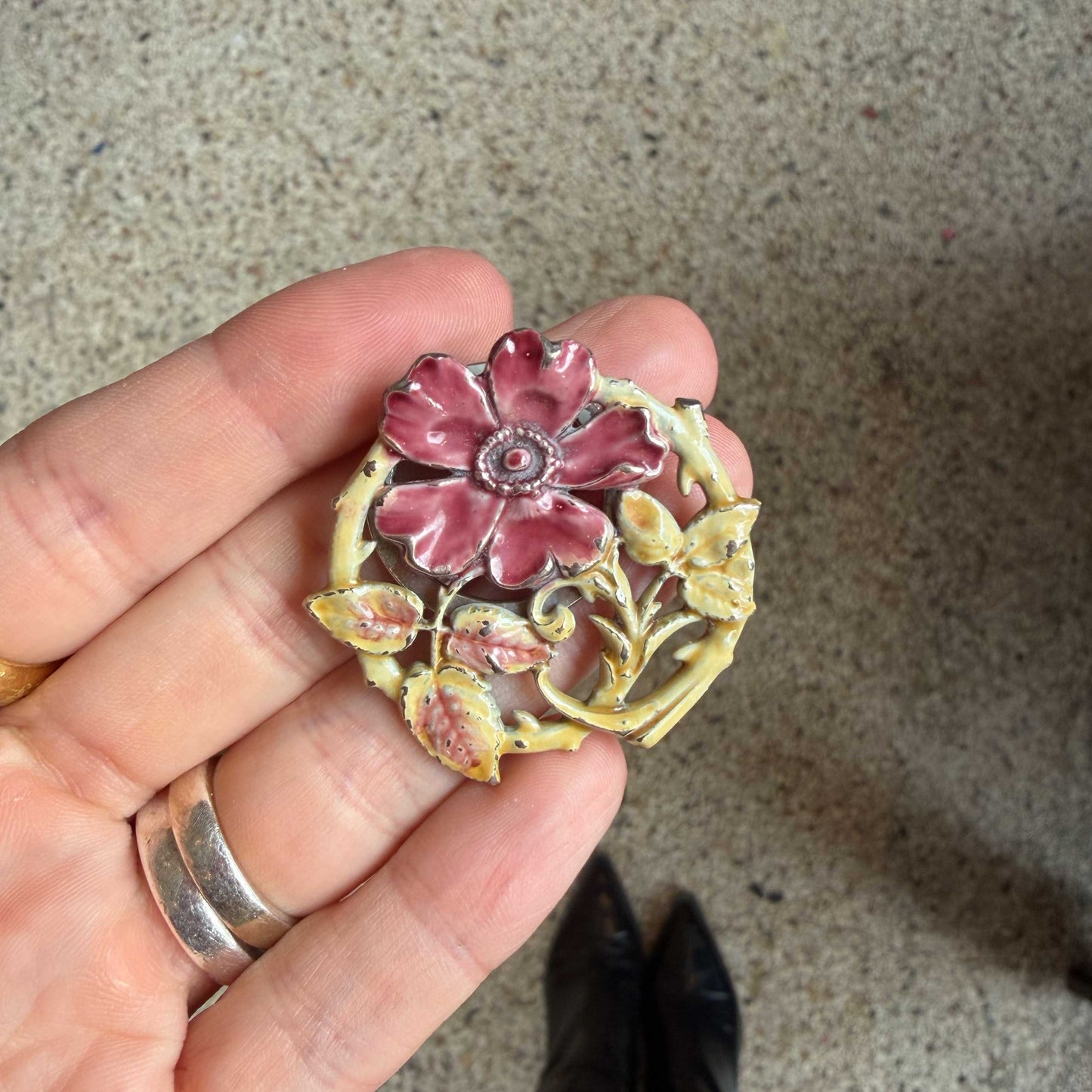 Vintage geëmailleerde bloemen sjaalclip