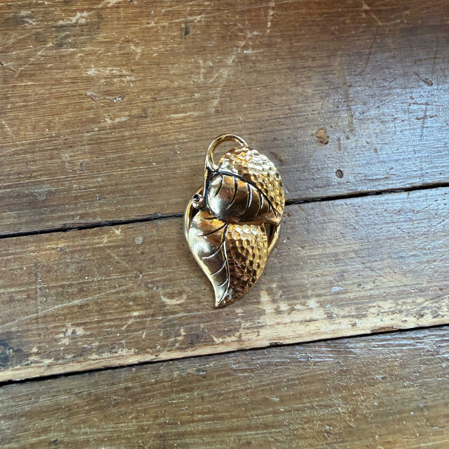 Vintage sjaalclip bladvorm goud