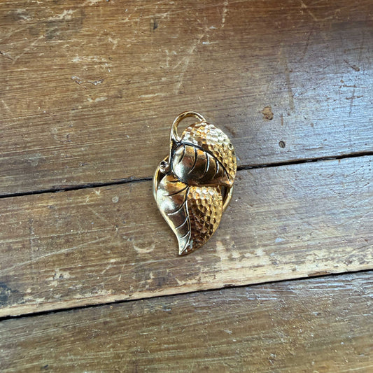 Vintage sjaalclip bladvorm goud