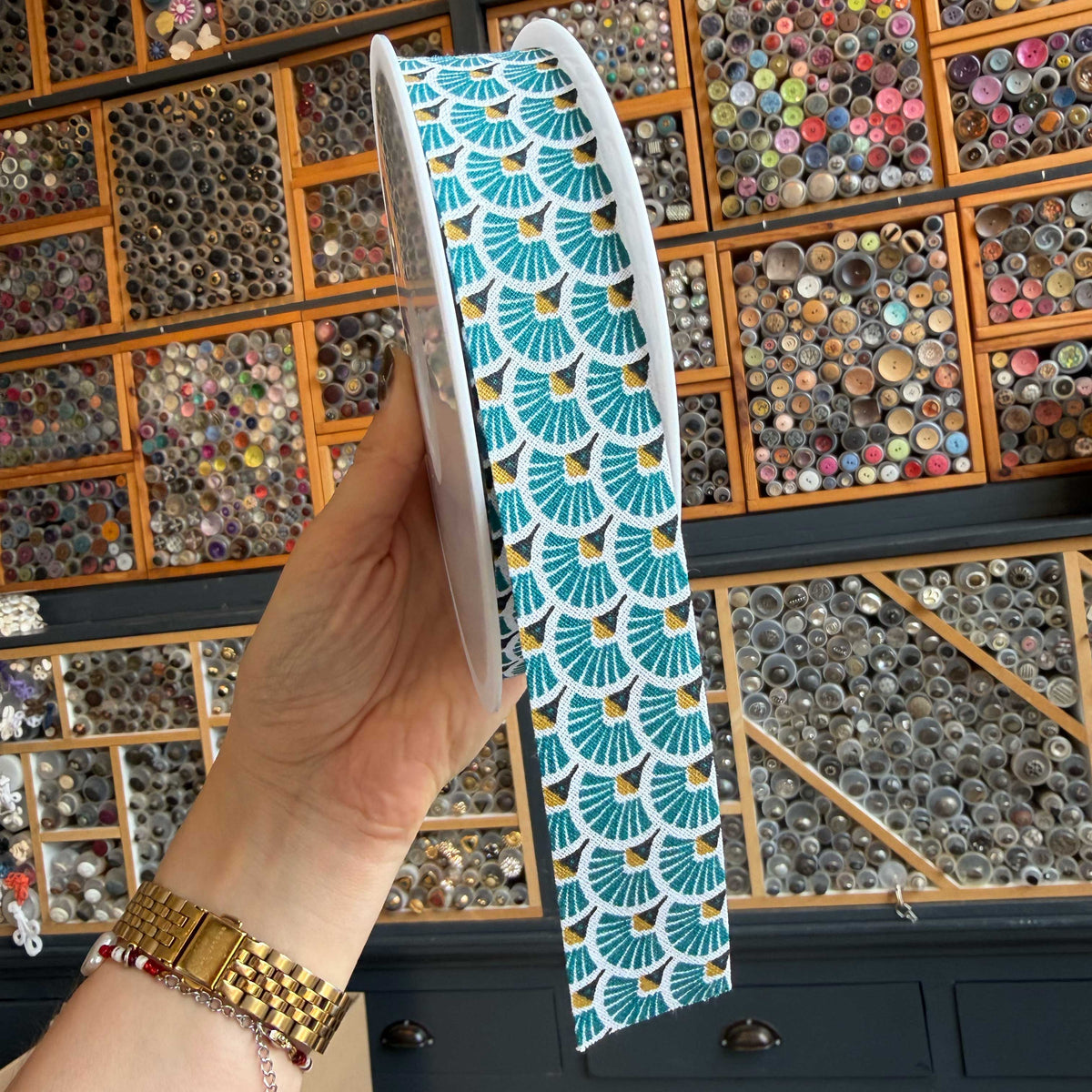 Turquoise biaisband met waaiermotief