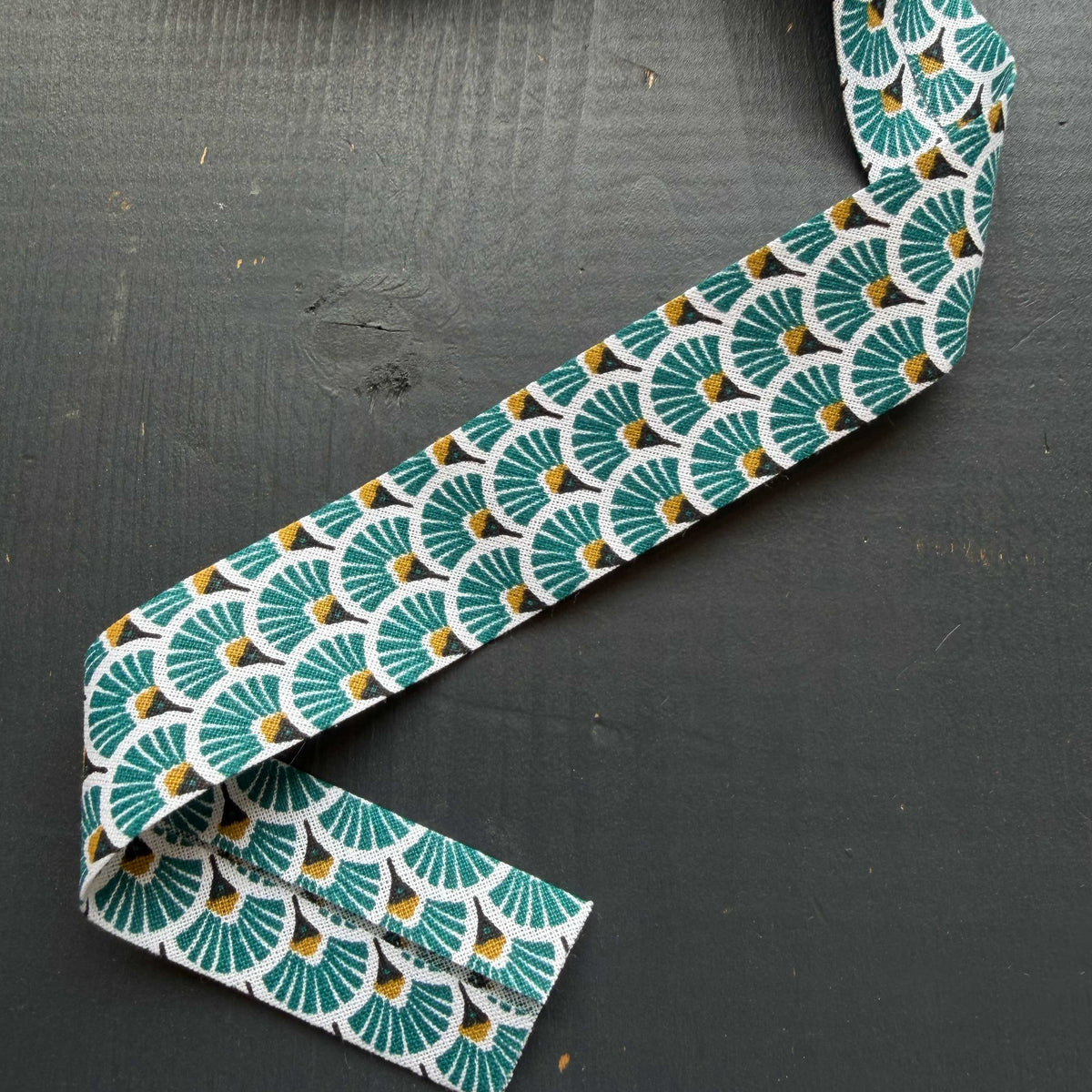 Turquoise biaisband met waaiermotief