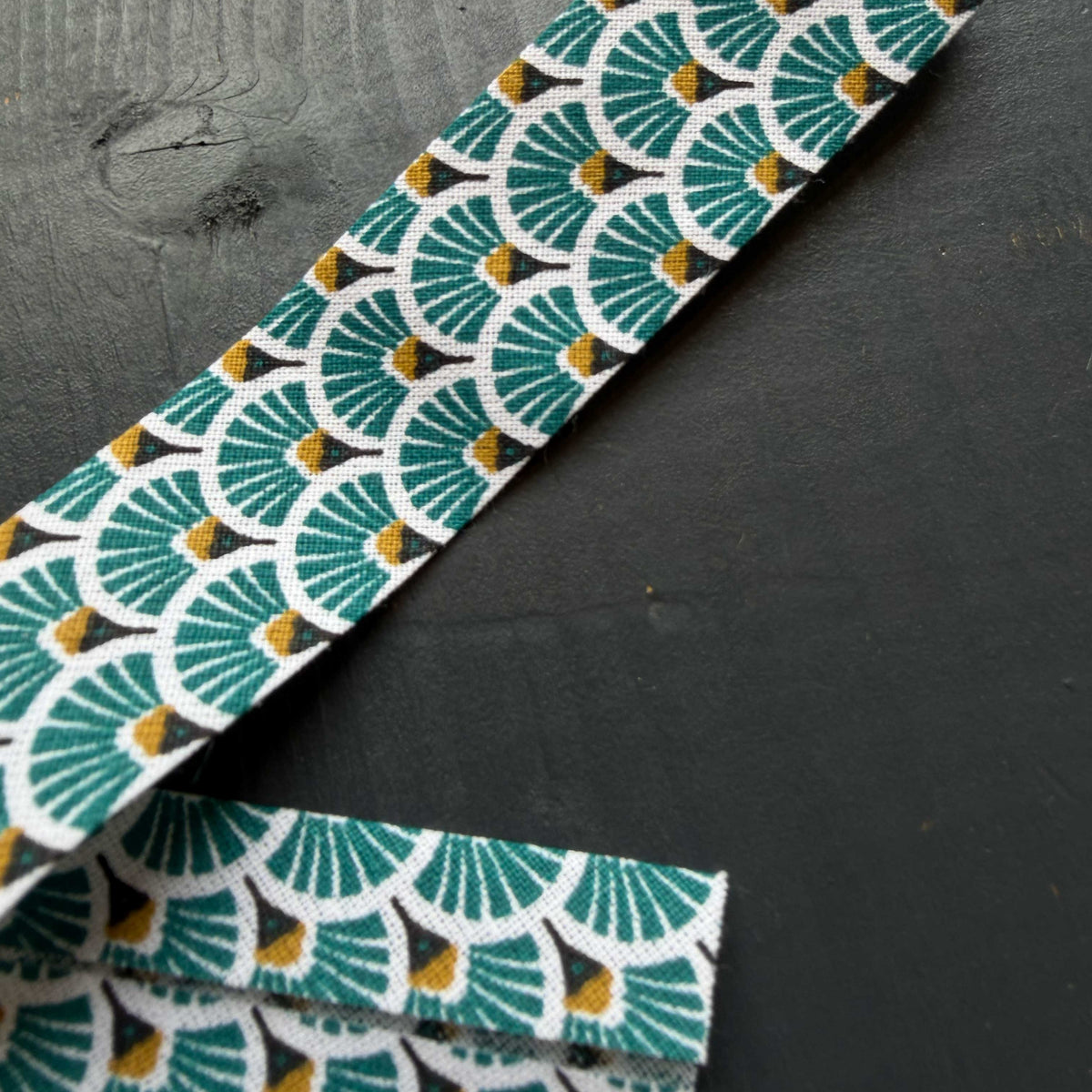 Turquoise biaisband met waaiermotief