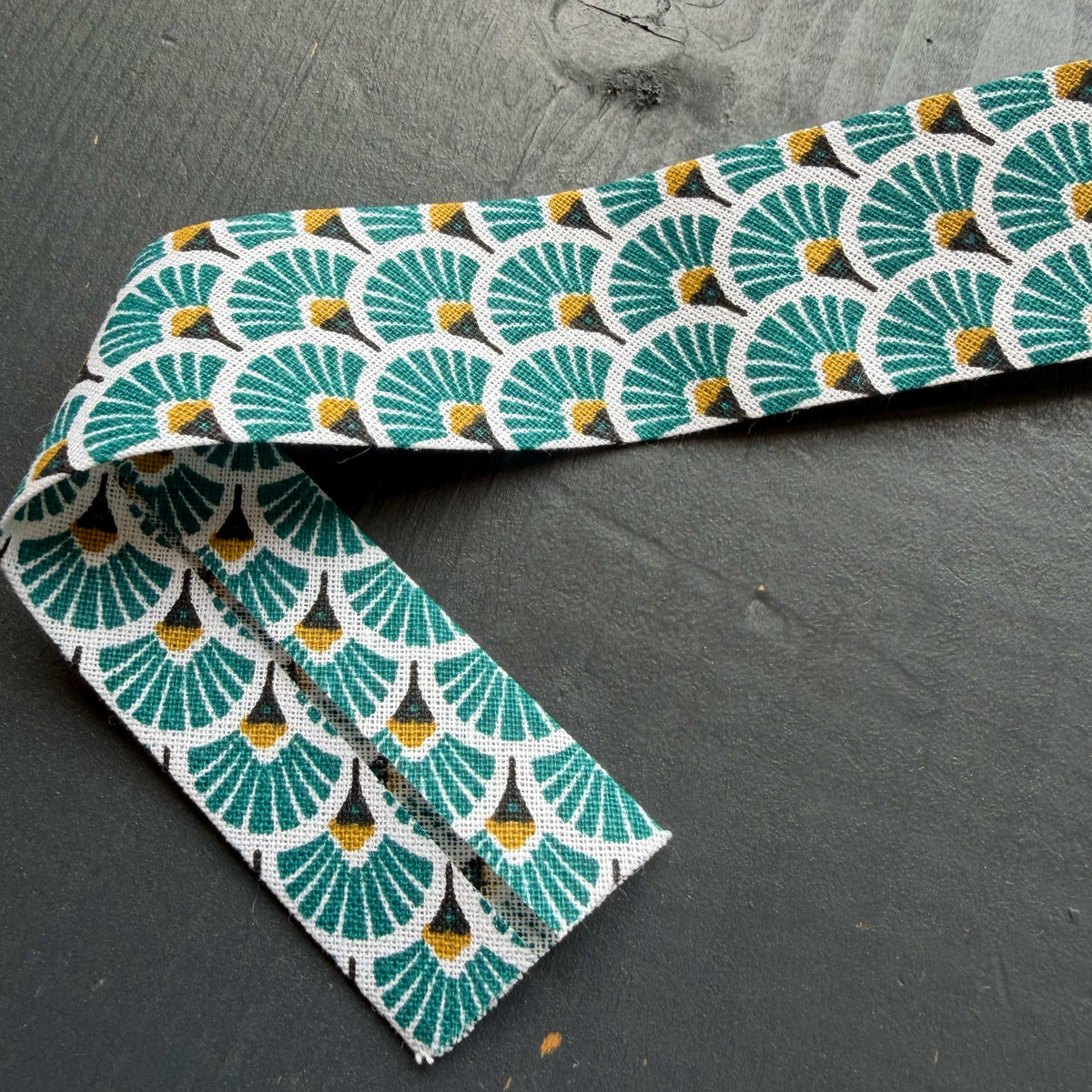 Turquoise biaisband met waaiermotief