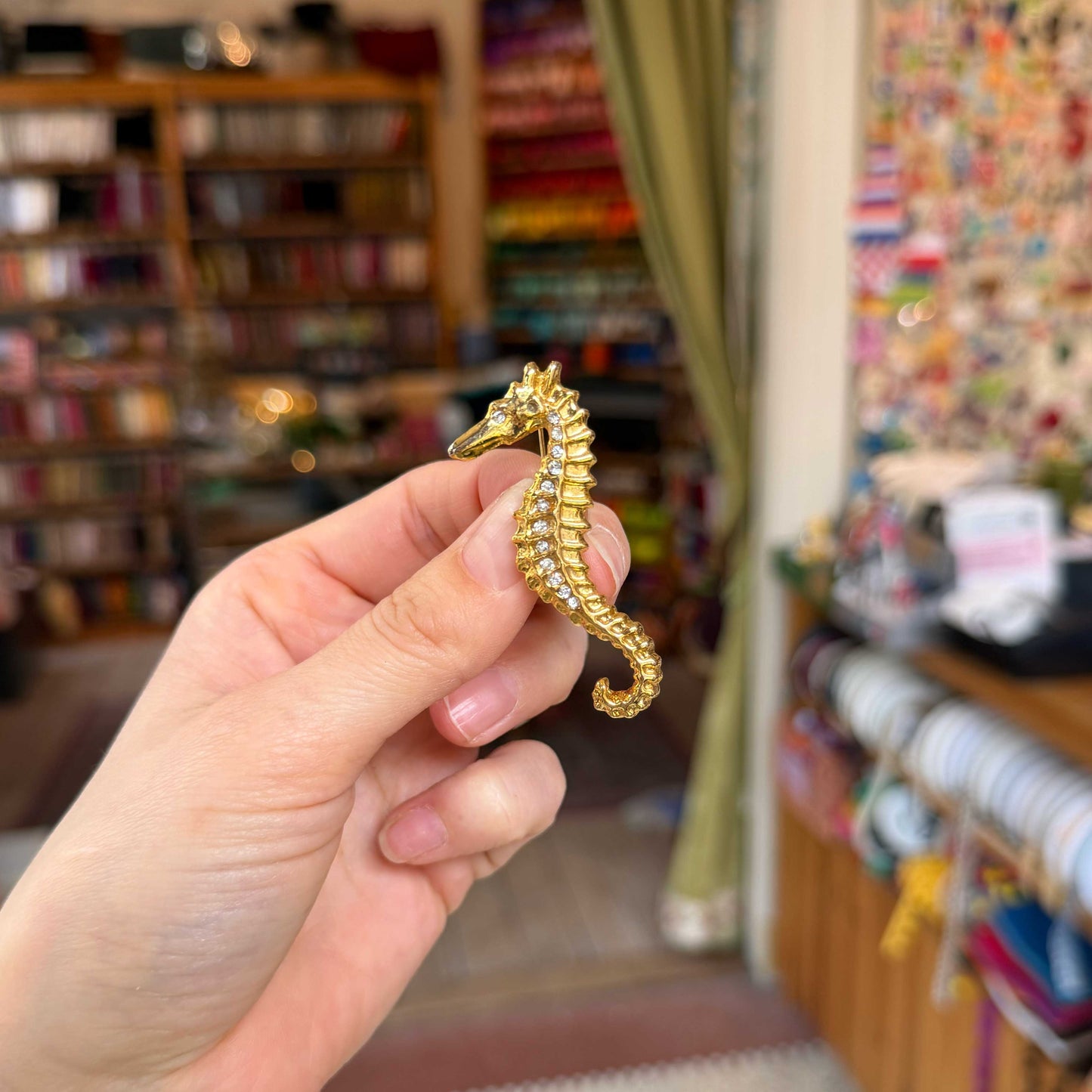Vintage broche goud – zeepaardje