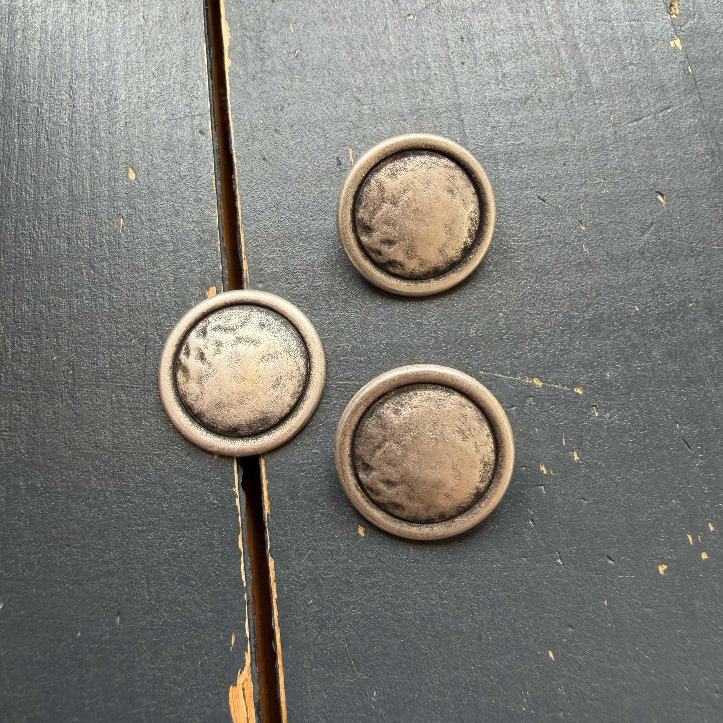 Zilveren metalen sierknoop – 20 mm