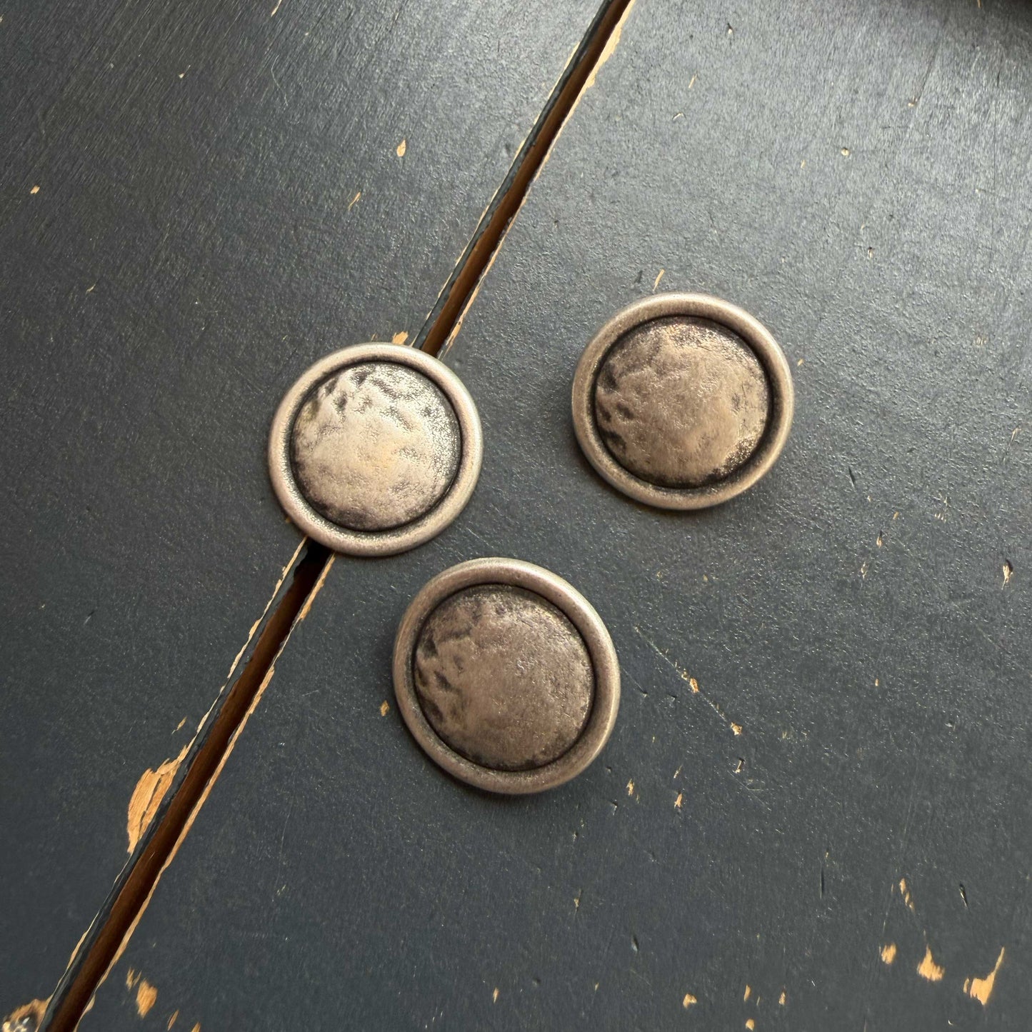 Zilveren metalen sierknoop – 20 mm
