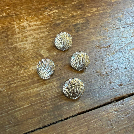 Deze elegante knoop van 11 mm heeft een verfijnd schelpmotief met een subtiel reliëf, 