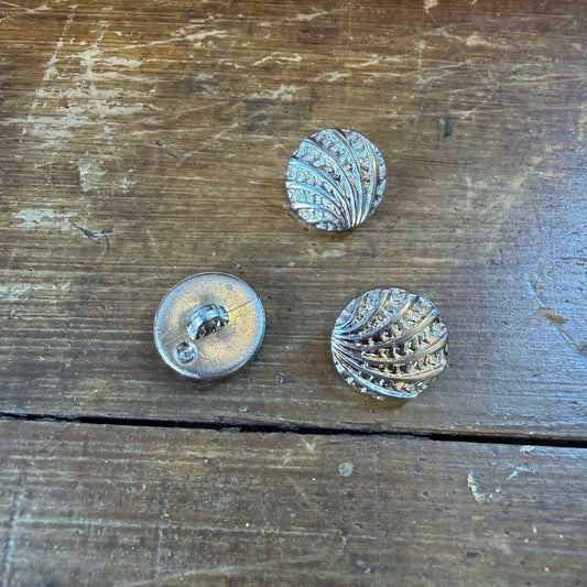 Deze elegante knoop van 15 mm heeft een verfijnd schelpmotief met een subtiel reliëf, 