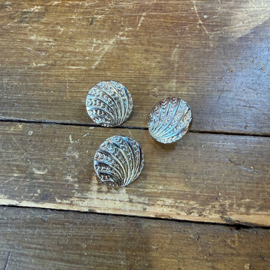 Zilveren knoop schelp reliëf - 18 mm