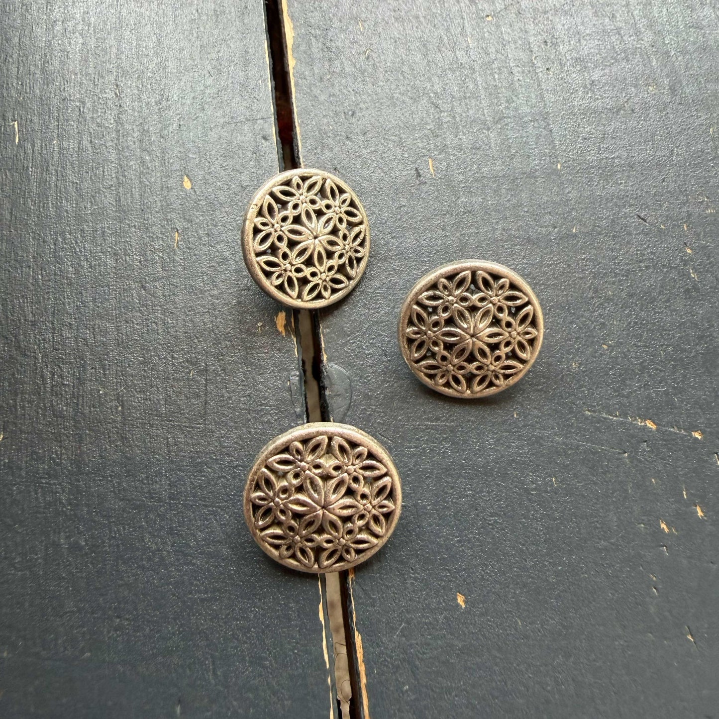 Zilveren metalen sierknoop – 15 mm