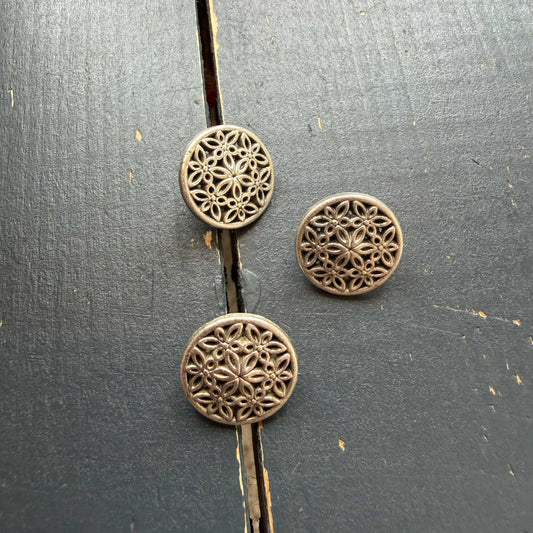 Zilveren metalen sierknoop – 15 mm