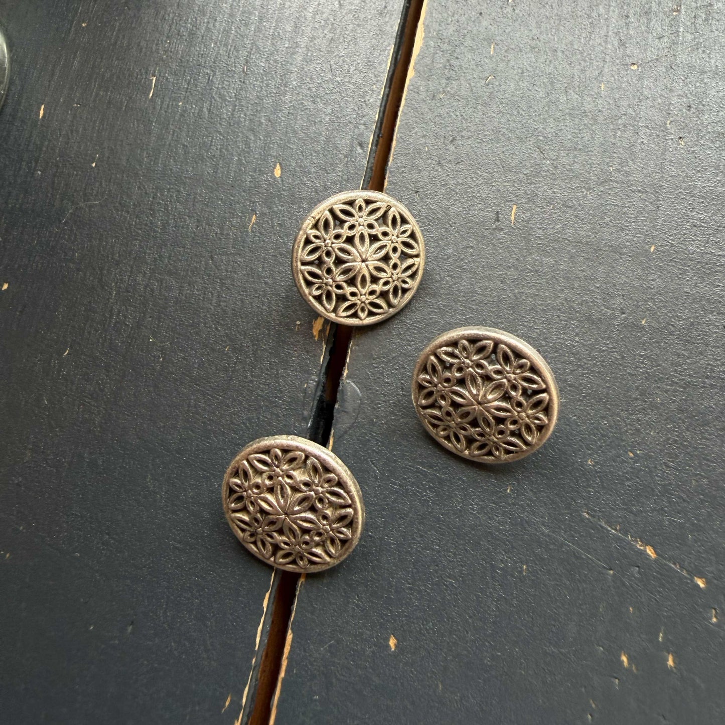Zilveren metalen sierknoop – 15 mm
