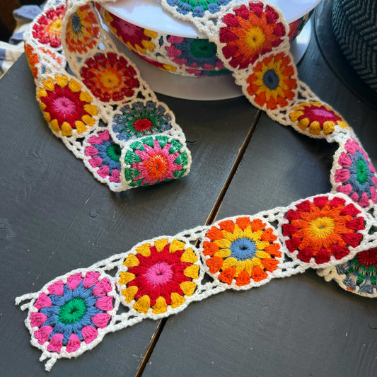 Granny square band kleurrijke bloemenmix