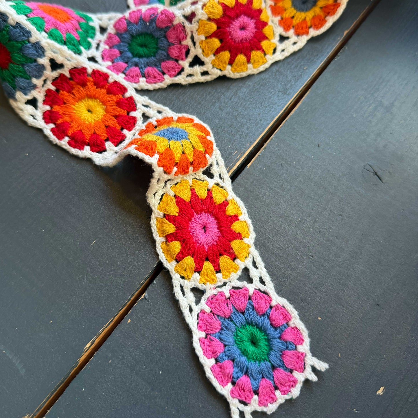 Granny square band kleurrijke bloemenmix